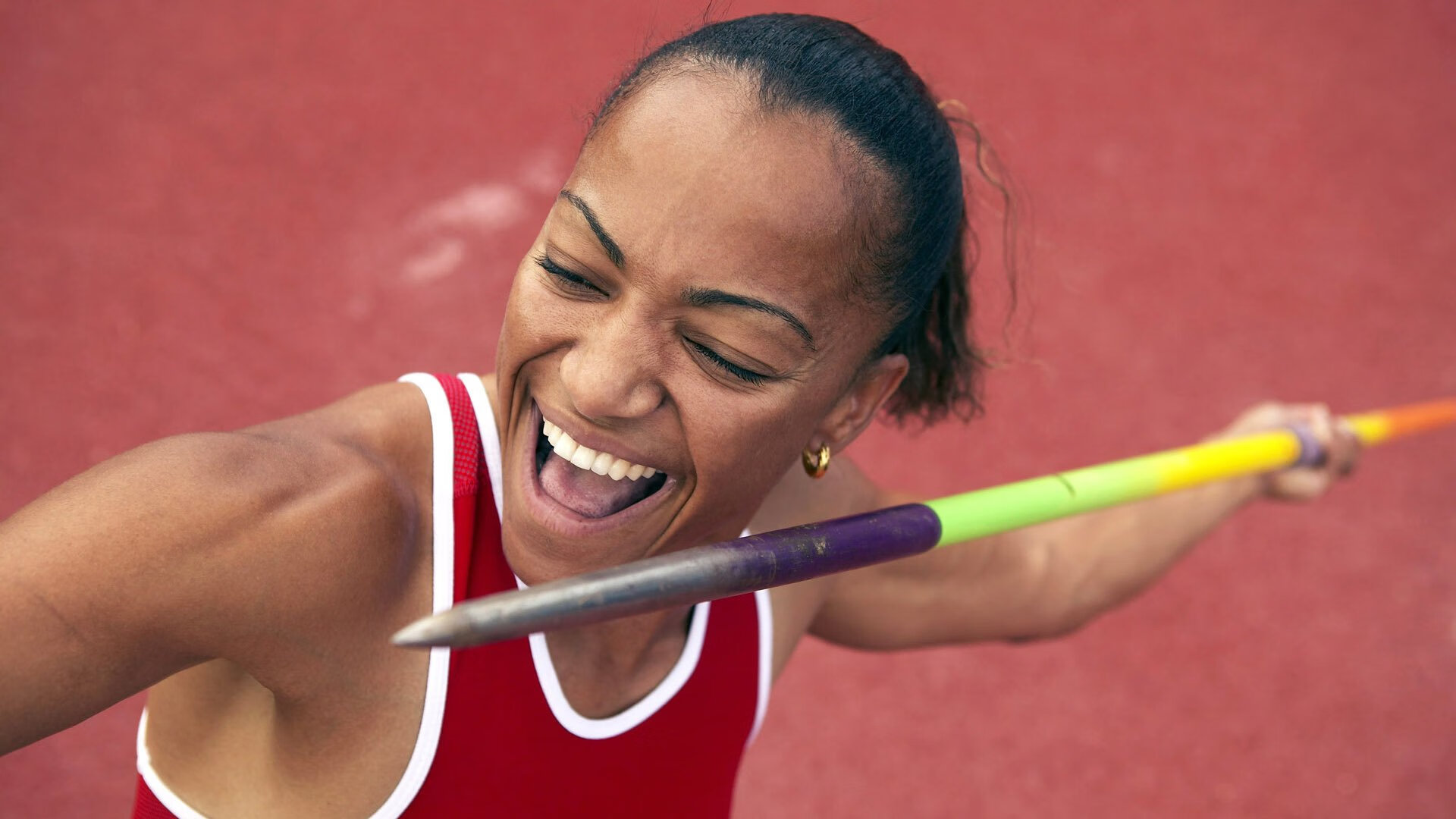 爱游戏-赛道上的红与蓝，法拉利完胜雷诺，勒克莱尔惊艳四座